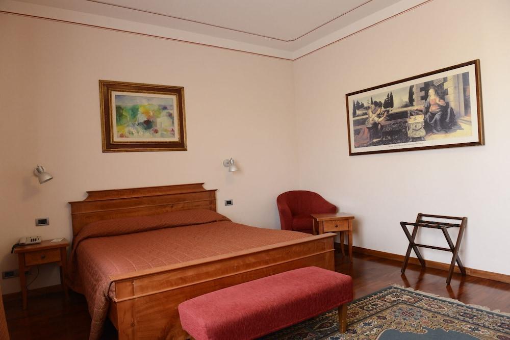 Hotel Rutiliano Пиенца Екстериор снимка