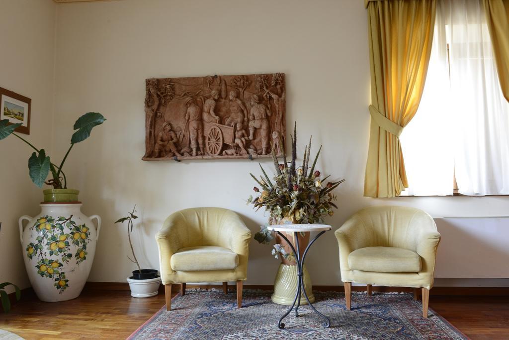 Hotel Rutiliano Пиенца Екстериор снимка