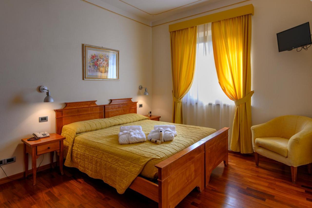 Hotel Rutiliano Пиенца Екстериор снимка