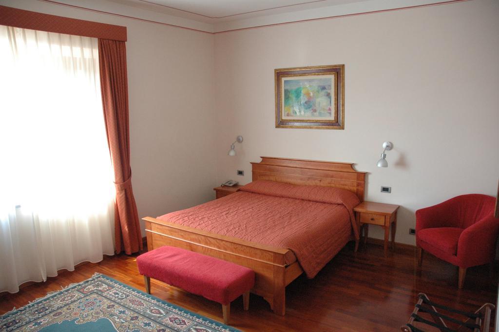Hotel Rutiliano Пиенца Екстериор снимка